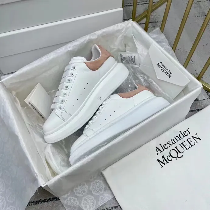 👟👟Ex-factory price 480👟👟 Alexander McQueen classic white shoes ※Original leather: A-grade imported full-grain! With particles! With fragrance! Genuine original cowhide fabric ※Inner leather material: Imported AAA grade mixed breed sheep lining! ※Leather material for foot pads: Imported AAA grade mixed-breed sheep foot pads! ※Exclusive outsole private model development! I👟👟Ex-factory price foam outsole, odorless, wear-resistant, elastic, and will never turn yellow! ※Each pair of shoes leaves the factory in strict accordance with the "five sizes in one" standard from packaging to shoes! ※The latest counter has a full set of packaging, whether you keep it for yourself or give it away, it is a quality choice! The aircraft box packaging needs to be clearly marked! ※The best classic color matching for counter models + and the number continues to increase! ※Women's clothing 35-39 ※Women's sizes 34 and 40 are custom-made and are non-returnable and non-exchangeable! ※Female sizes can be customized in half sizes, no refunds or exchanges! 36.5#, 37.5#, 38.5# ※Men's clothing 40-44 ※Men's sizes 39 and 45 are non-refundable. ※Support the same style and color to change to similar sizes!